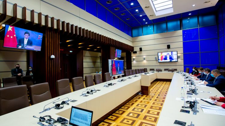 Parlamentele din China și Moldova au făcut legătura pe online. Grosu l-a salutat pe Li Zhanshu. Au răsunat mulțumiri