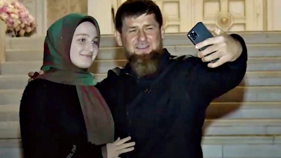 FOTO Ramzan Kadîrov i-a acordat fiicei sale medalia „pentru merite față de Republica Cecenă”