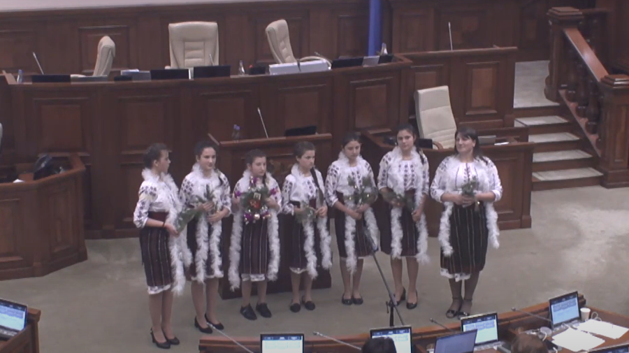 VIDEO Au răsunat cântece de Crăciun la începutul ședinței plenare a Parlamentului. Cine i-a colindat pe deputați