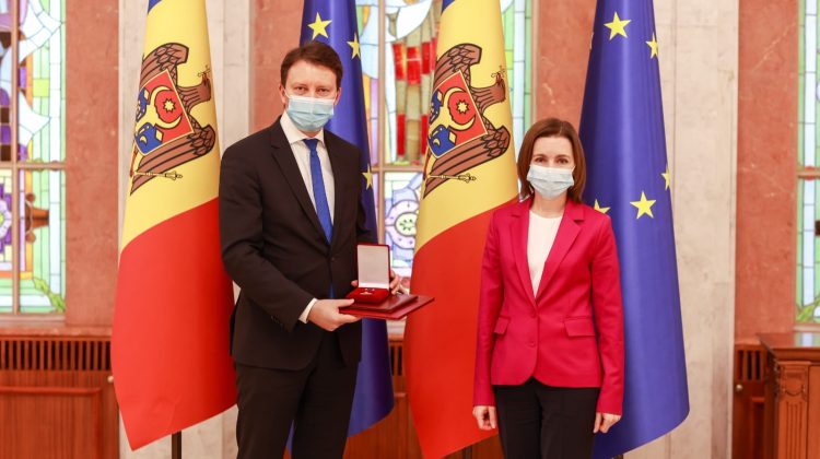 Președinta Maia Sandu a oferit eurodeputatului Siegfried Mureșan „Ordinul de Onoare” al Republicii Moldova