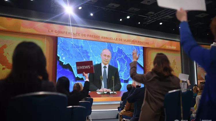 IMAGINI Forfotă mare la Kremlin! Putin va susține o conferință. Jurnaliștii sunt dezinfectați cu particule de argint