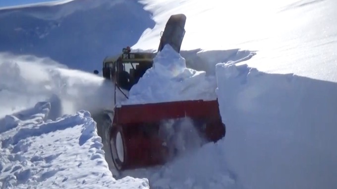VIDEO Zăpada de patru metri și fenomene meteo extreme în estul Turciei. Drumurile sunt continuu deblocate