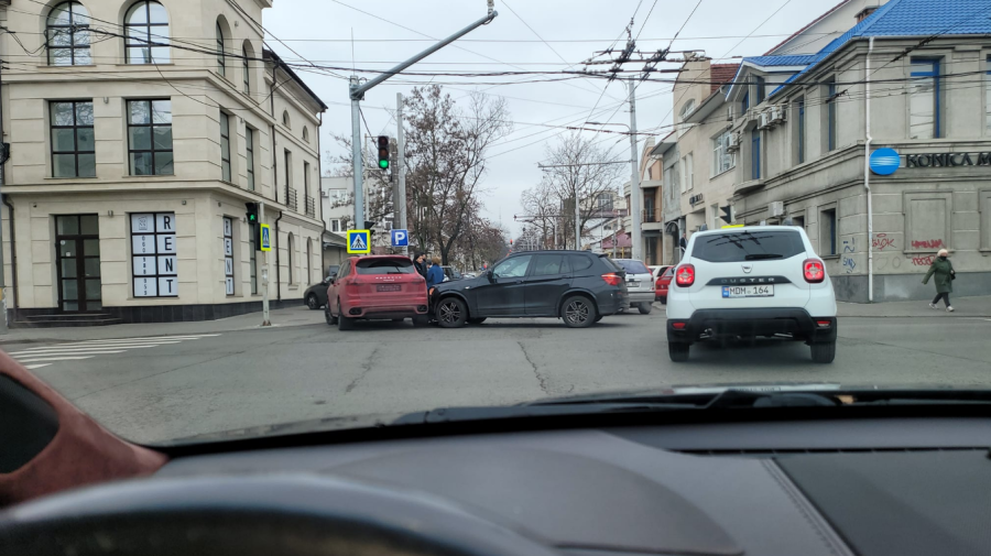 FOTO Două automobile s-au „pupat” pe strada Vasile Alecsandri din Capitală. În zonă s-au format ambuteiaje