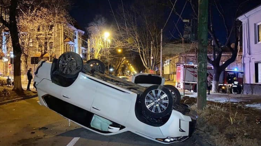 FOTO Două mașini de lux, implicate într-un accident violent din Capitală. Una s-a răsturnat