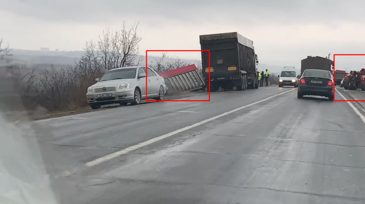VIDEO Camion cu remorcă, proiectat într-un șanț. Oamenii legii, la fața locului