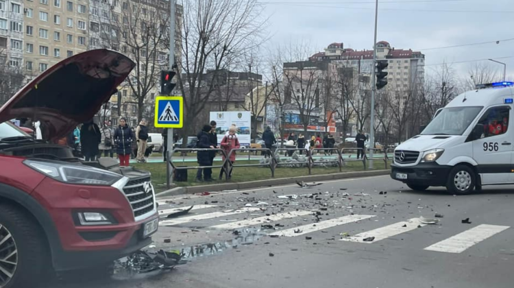 FOTO Impact violent în sectorul Ciocana. Două minore au fost tamponate