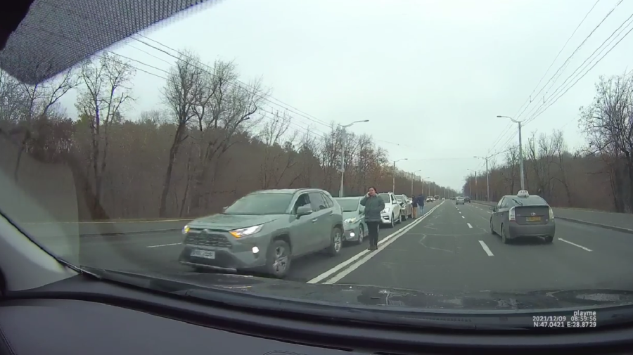 VIDEO „Strike” pe o stradă din Capitală. Patru mașini, accidentate dis-de-dimineață