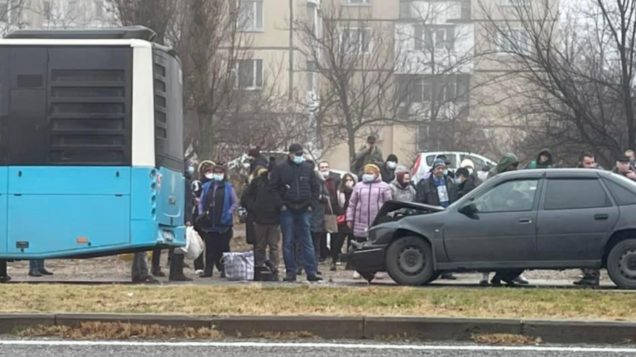FOTO Autobuz cu pasageri, implicat într-un accident din Capitală. A fost nevoie de intervenția medicilor