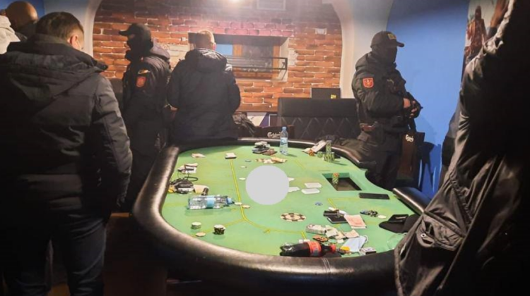 FOTO 12 persoane, legitimate de polițiști, după perchezițiile realizate într-un „cazinou”