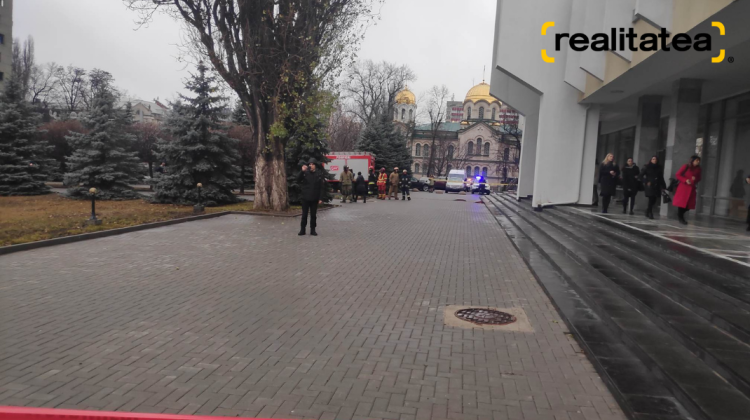FOTO Judecătoriile Chișinău, sediul Centru și Buiucani, minate?! Poliția, pompierii și BOMTEH, la fața locului