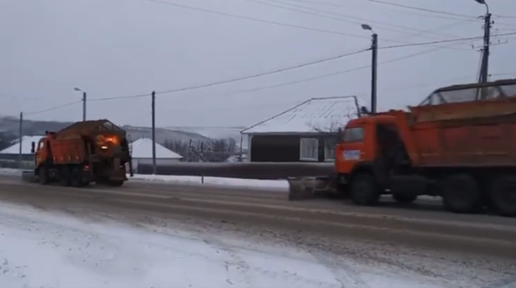 VIDEO Lunecuș pe traseele din țară. Câte tone de material antiderapant au „luptat” pentru a-l combate