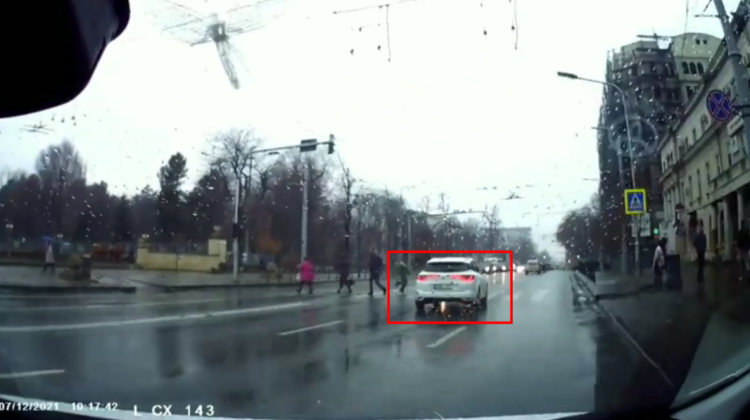 STOP CADRU Momentul în care un bărbat ajunge sub roțile unui automobil. Mai mulți șoferi au intervenit