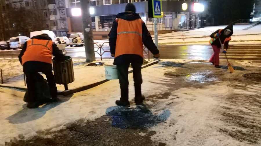 FOTO Zăpada i-a „activat” pe lucrătorii din Capitală. De ieri seara au „asaltat” toate traseele