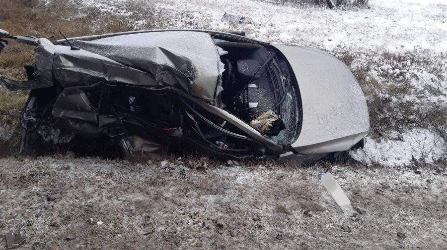 FOTO Un automobil KIA a „zburat” într-un șanț, în apropiere de Cricova. Șoferul a decedat pe loc