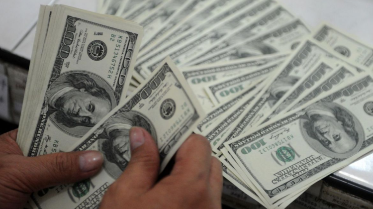 Milioane de dolari și euro – vândute de moldoveni la casele de schimb valutar