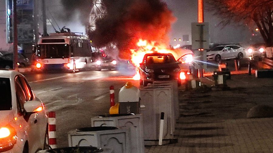 FOTO, VIDEO Două automobile din Capitală, cuprinse de flăcări. Au intervenit pompierii