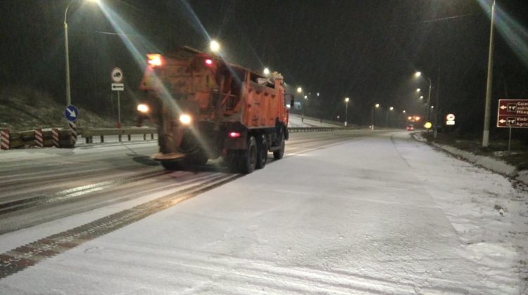 FOTO A nins peste tot în țară. Peste 200 de muncitori au efectuat lucrări de deszăpezire și combatere a lunecușului