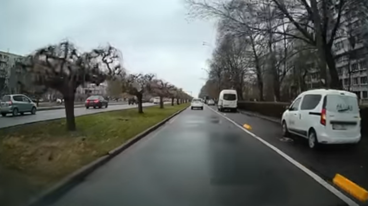 VIDEO O pistă pentru bicicliști din Capitală, „împânzită” de mașini. Șoferii se plâng că nu au unde parca