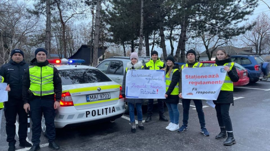 FOTO Cu pancarte în mâini, elevii și profesorii unui liceu din Orhei, au transmis mesaje participanților la trafic