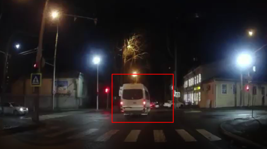 VIDEO Așa NU! Momentul în care un microbuz plin cu pasageri trece la culoarea ROȘIE a semaforului