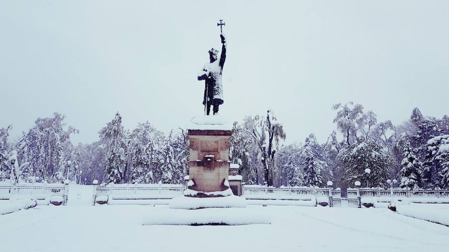 Nu vom putea ieși din case. Meteorologii prognozează o săptămână cu ninsori în Moldova