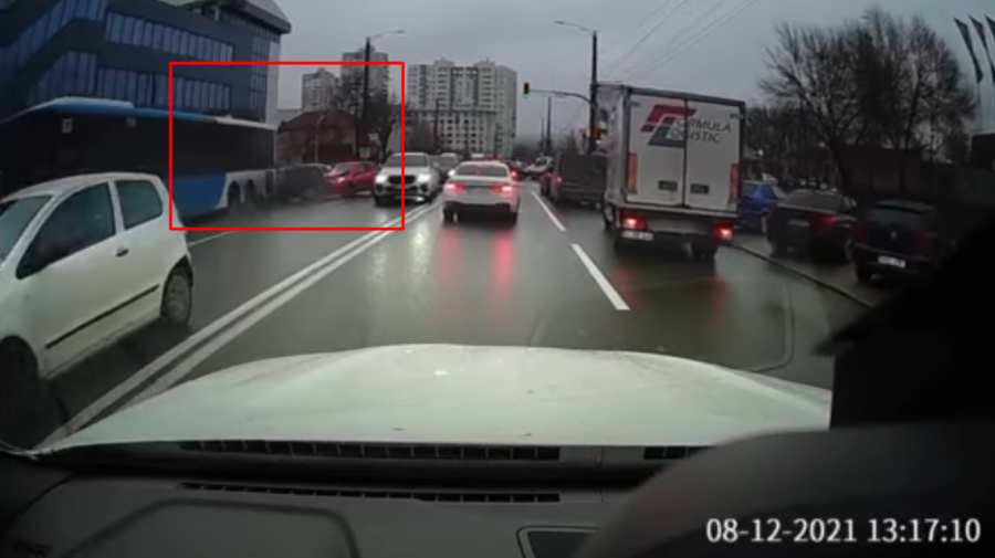 NO COMMENT Momentul în care autobuzul de rută intră în plin în 15 mașini pe strada Vasile Alecsandri. VIDEO 18+