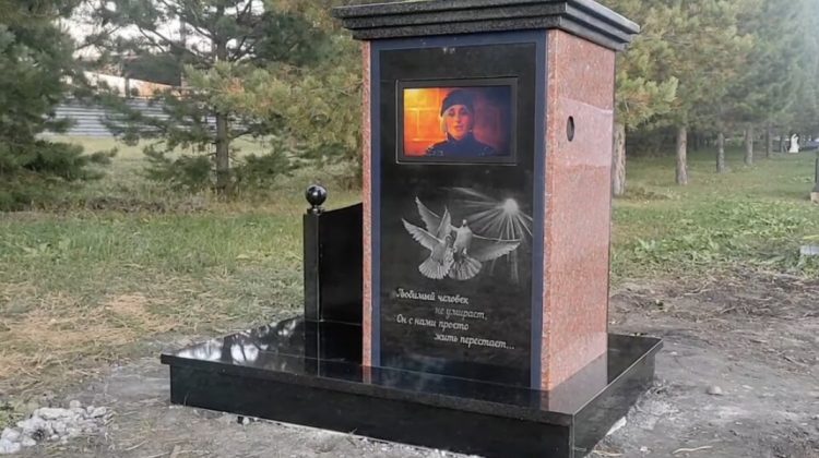 VIDEO Mormânt digital! Noua tendință prin cimitire pentru monumentele răposaților. Au televizoare! Cum arată