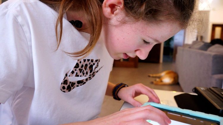 VIDEO Uluitor! O adolescentă oarbă crează desene animate folosind o tabletă specială. Ce vis are ea