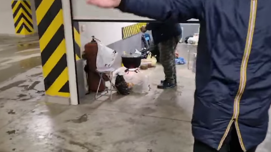 VIDEO Au gătit la o butelie de gaz, chiar într-o parcare subterană: „Doamna, du-te și caută-ți de treabă, nu mă enerva”