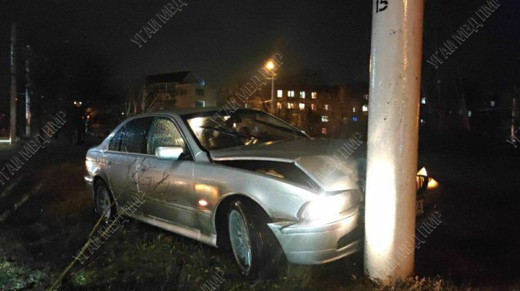 FOTO Automobil BMW, proiectat într-un pilon de beton. O tânără a fost transportată la spital