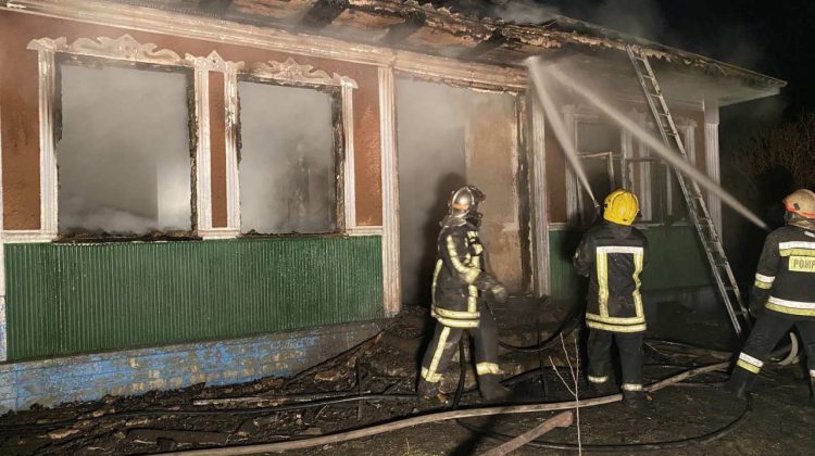 FOTO O locuință din Briceni, cuprinsă de flăcări. Ce s-a întâmplat cu femeia care se afla în interior