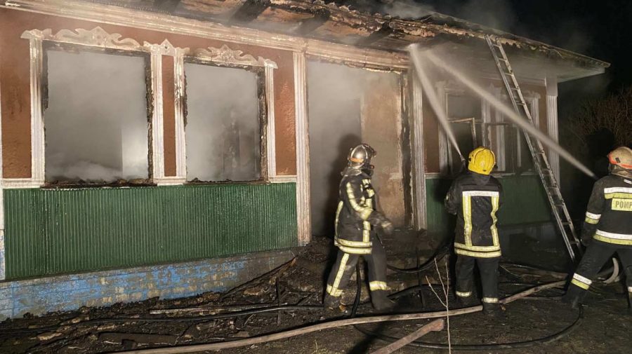 FOTO O locuință din Briceni, cuprinsă de flăcări. Ce s-a întâmplat cu femeia care se afla în interior