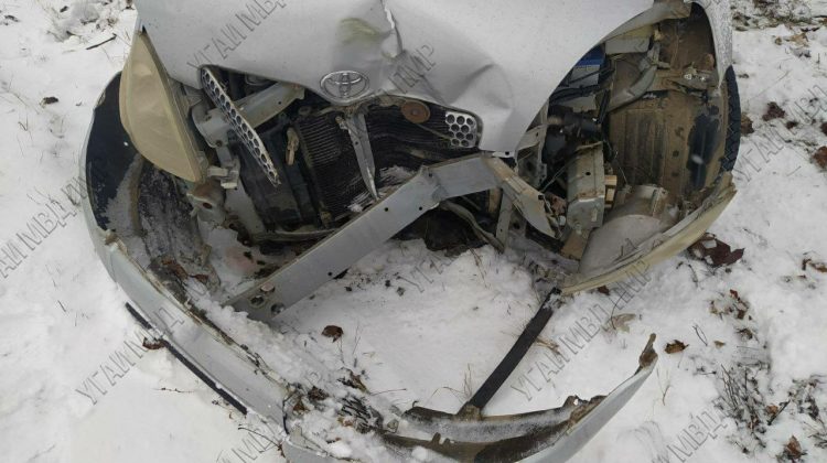 FOTO Un automobil, grav avariat, după ce a fost proiectat într-un copac. Cine era la volan