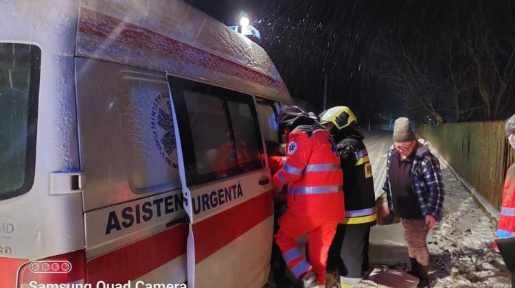 FOTO Trei ambulanțe, blocate în nămeți. A fost nevoie de intervenția angajaților IGSU