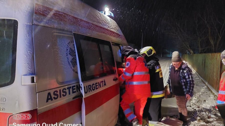 FOTO Trei ambulanțe, blocate în nămeți. A fost nevoie de intervenția angajaților IGSU