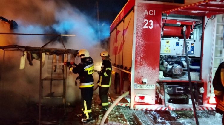 FOTO Gherete cu produse alimentare, haine și alte bunuri materiale, distruse de flăcări, la Briceni