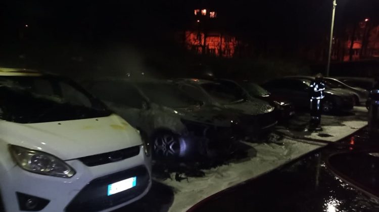 FOTO Patru automobile au fost cuprinse de flăcări. Incendiul ar fi izbucnit în urma unor acțiuni intenționate