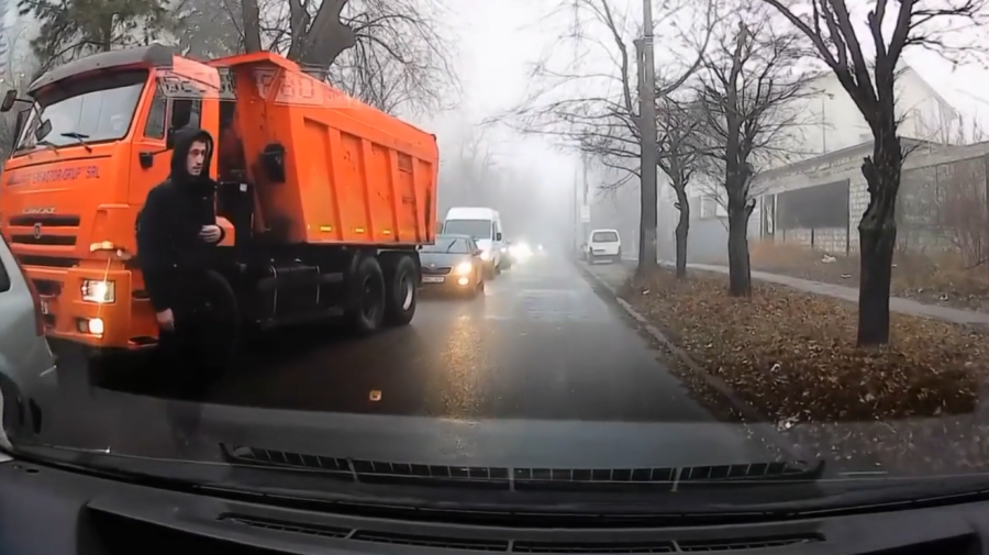 VIDEO Așa NU se trece strada! Momentul în care un pieton „aleargă sub roțile” unui automobil