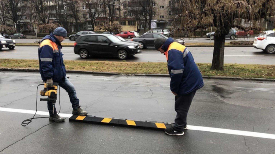 FOTO Sparg asfaltul pentru a monta bolarzii pentru pista bicicliștilor din sectorul Botanica. Cum va arăta aceasta