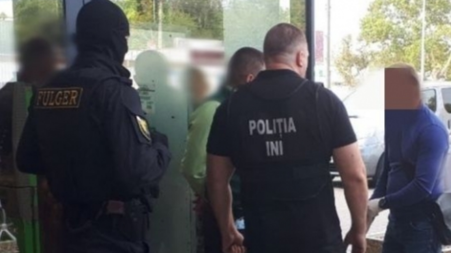 VIDEO „Afacere” cu droguri, deconspirată. Ce au găsit polițiștii acasă la un traficant