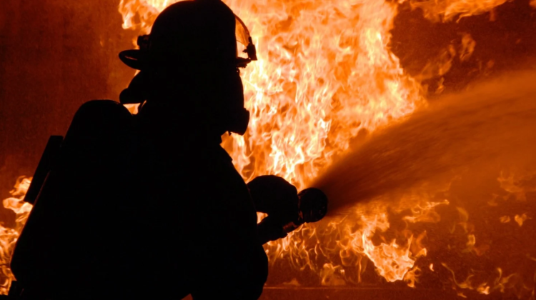 Focul a mistuit acoperișul unei case din Ialoveni. Patru echipaje de pompieri au luptat cu flăcările