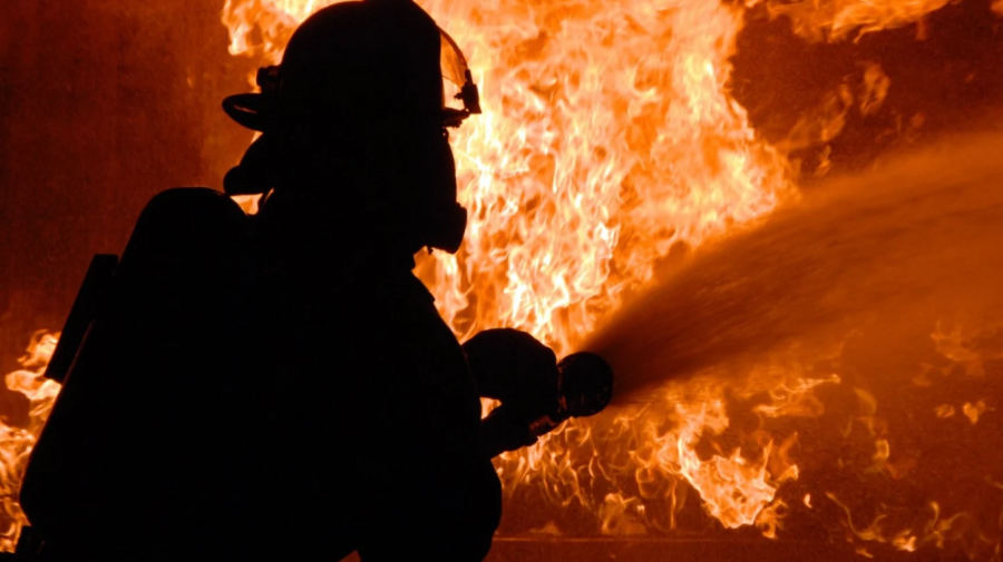 FOTO,VIDEO Aproape trei ore de luptă cu flăcările. Detalii despre incendiul de la Manejul de Atletică Ușoară
