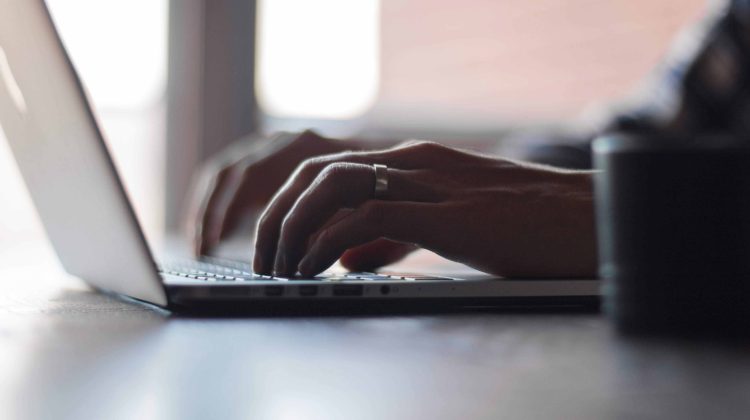 Cetățenii moldoveni vor putea face programări online pentru apostilarea actelor! Care este procedura