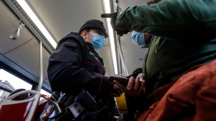 Prima persoană amendată la Roma pentru că nu avea certificatul verde în autobuz este un român