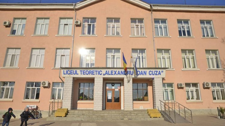 FOTO Un liceu din Capitală, mai modern. Cum arată după renovarea sălii de sport și a celei de festivități