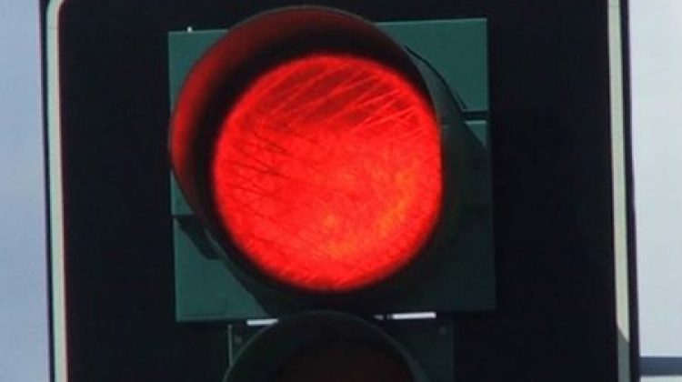 VIDEO Momentul în care un șofer iresponsabil de microbuz trece la culoarea roșie a semaforului