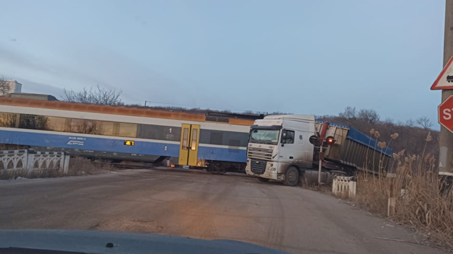 FOTO „Întâlnire” cu pagube în Capitală, cu implicarea unui tren. Detalii de la poliție