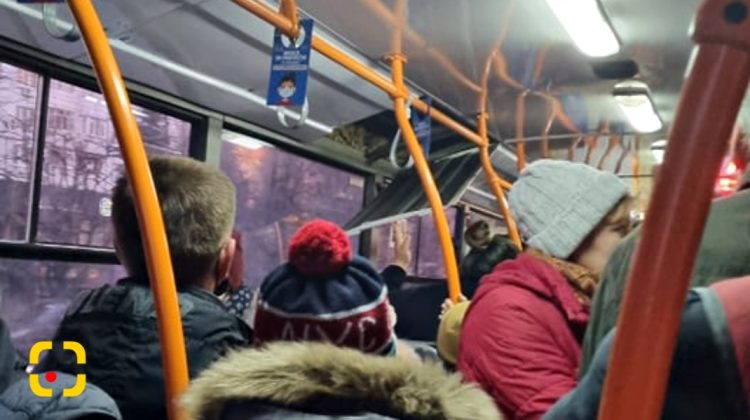 STOP CADRU Când urcați în vreun troleibuz din Chișinău, uitați-vă pe sus! „Credeam că o să cadă la cineva în cap”