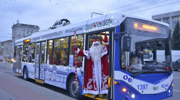 „Curg” solicitările. Ruta troleibuzului turistic din Chișinău a fost completată cu încă o unitate de transport