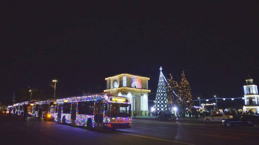VIDEO Magia Crăciunului, tot mai aproape. Jingle Bells a răsunat dis-de-dimineață într-un troleibuz din Capitală